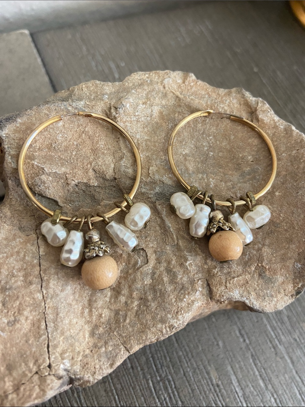 5/$10❤️❤️❤️Vintage 90s Tone Hoop Earrings with Wood & Faux Pearls
